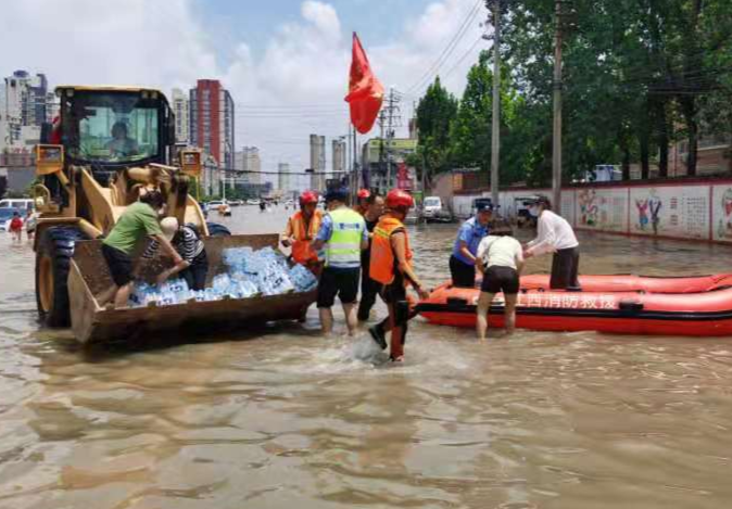 车开到京港澳高速东四环隧道之后,王鸿培发现积水已经淹没了整个隧道