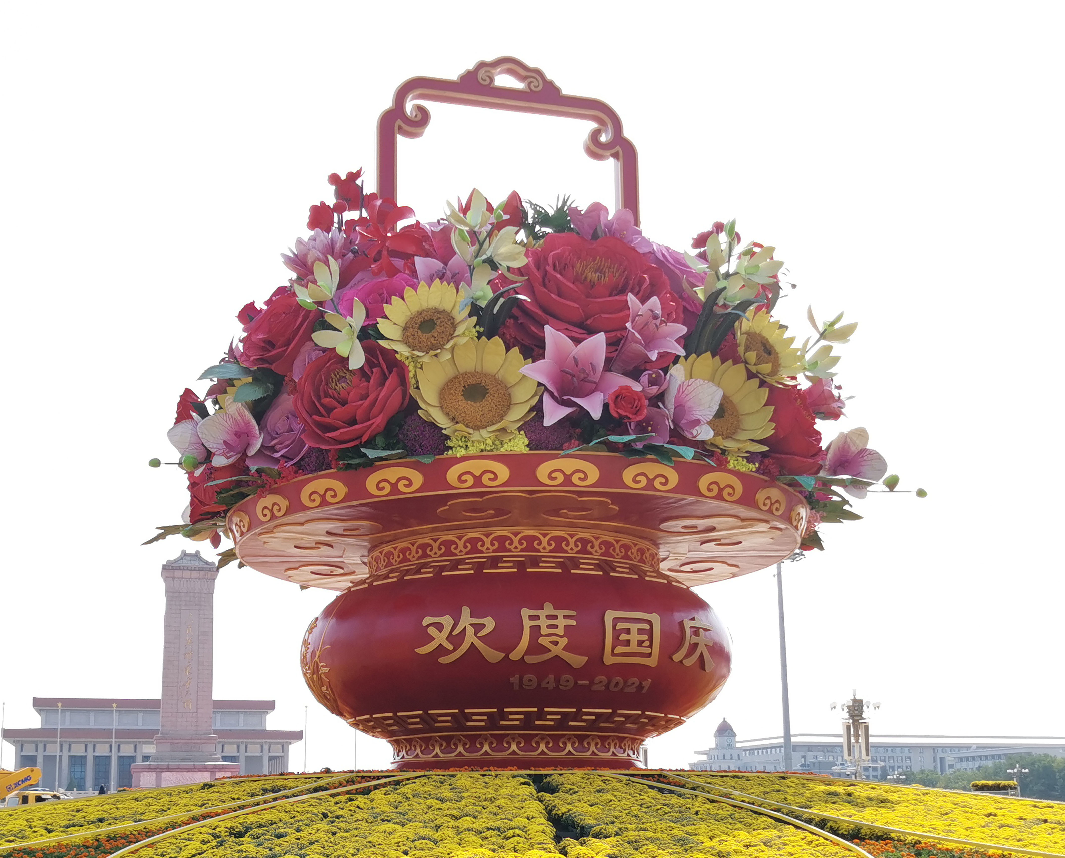2021年9月23日,北京,"祝福祖国"巨型花篮亮相天安门广场.