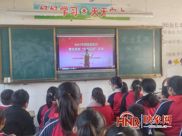 全体师生过教育部全国青少年普法网观看了升旗仪式及"宪法晨读"活动