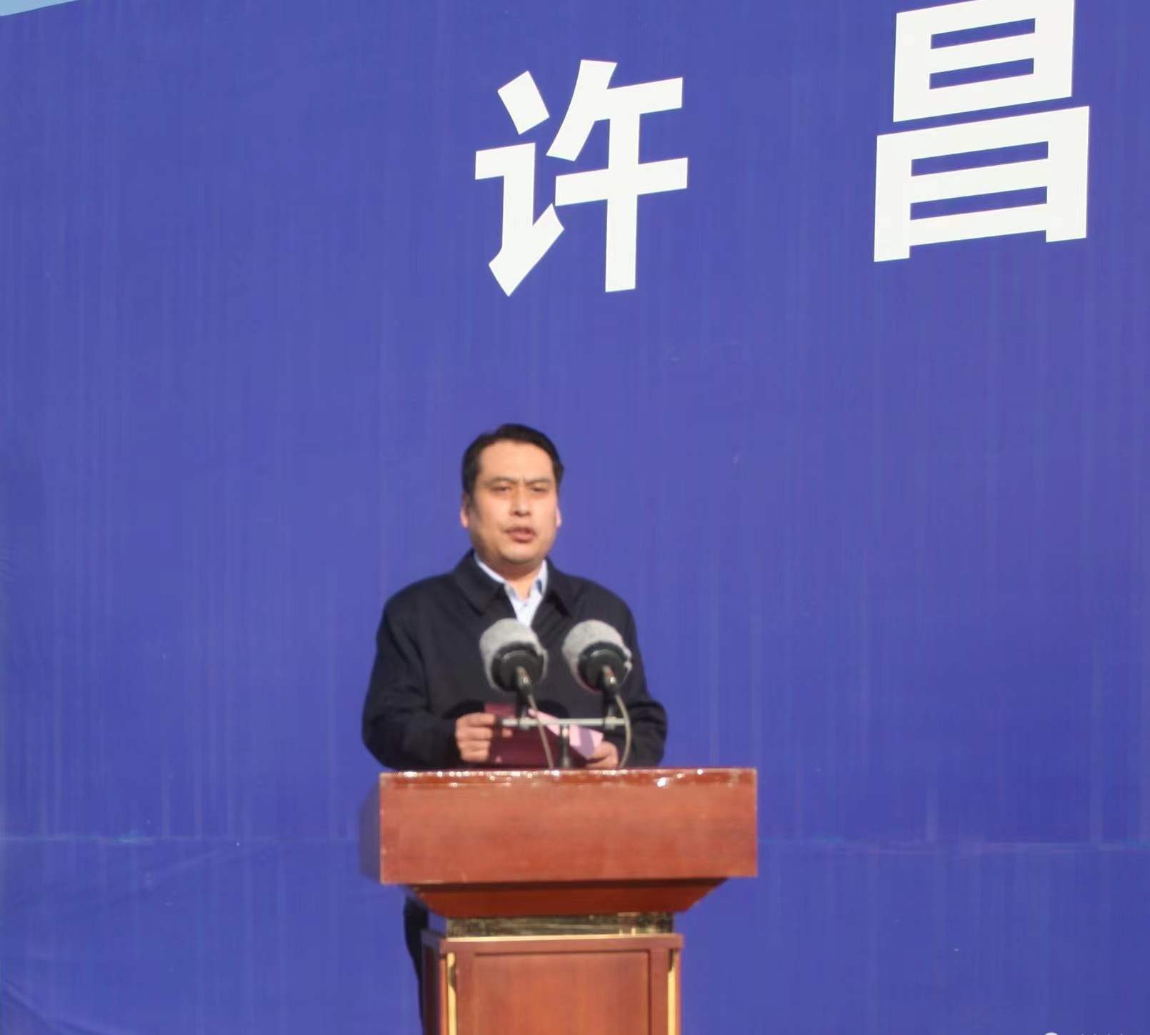 市人大常委会副主任周为民,副市长赵鹏,市政协副主席崔合荣等参加开工