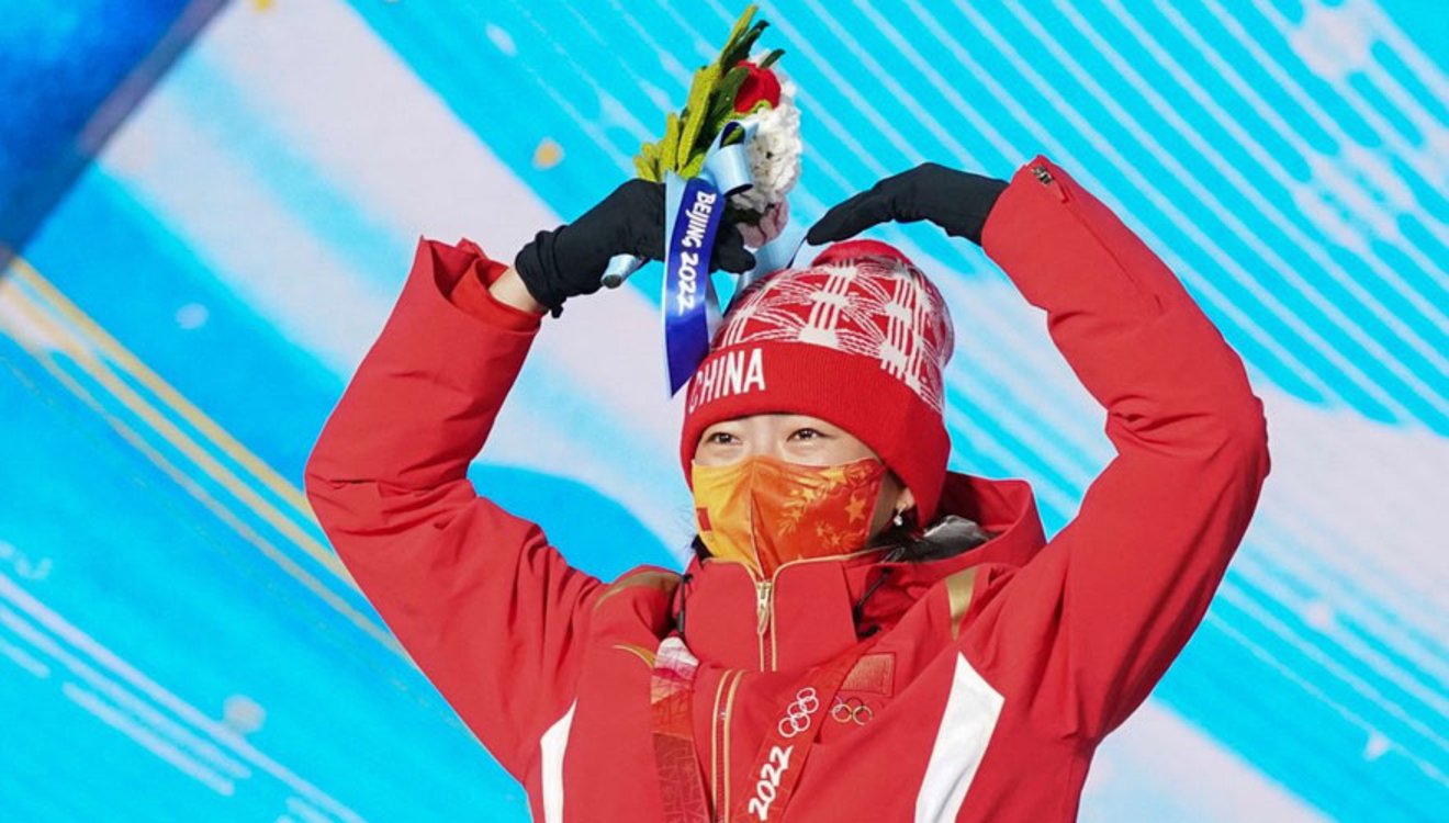2022北京冬奥会自由式滑雪女子空中技巧颁奖仪式：徐梦桃夺得金牌
