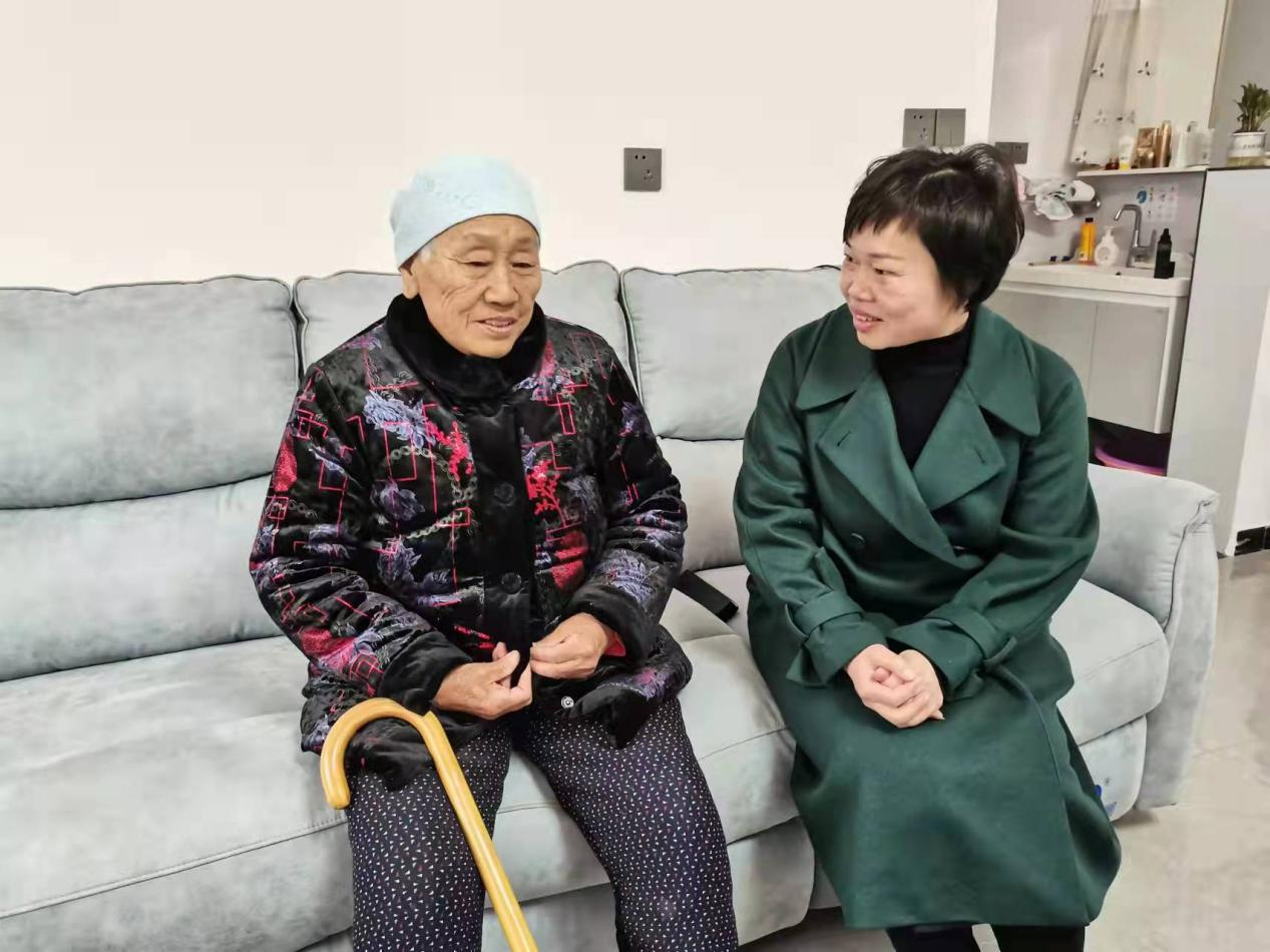 通许县妇联主席于寒冰到孙营乡看望乡巾帼宣传队徐秀莲