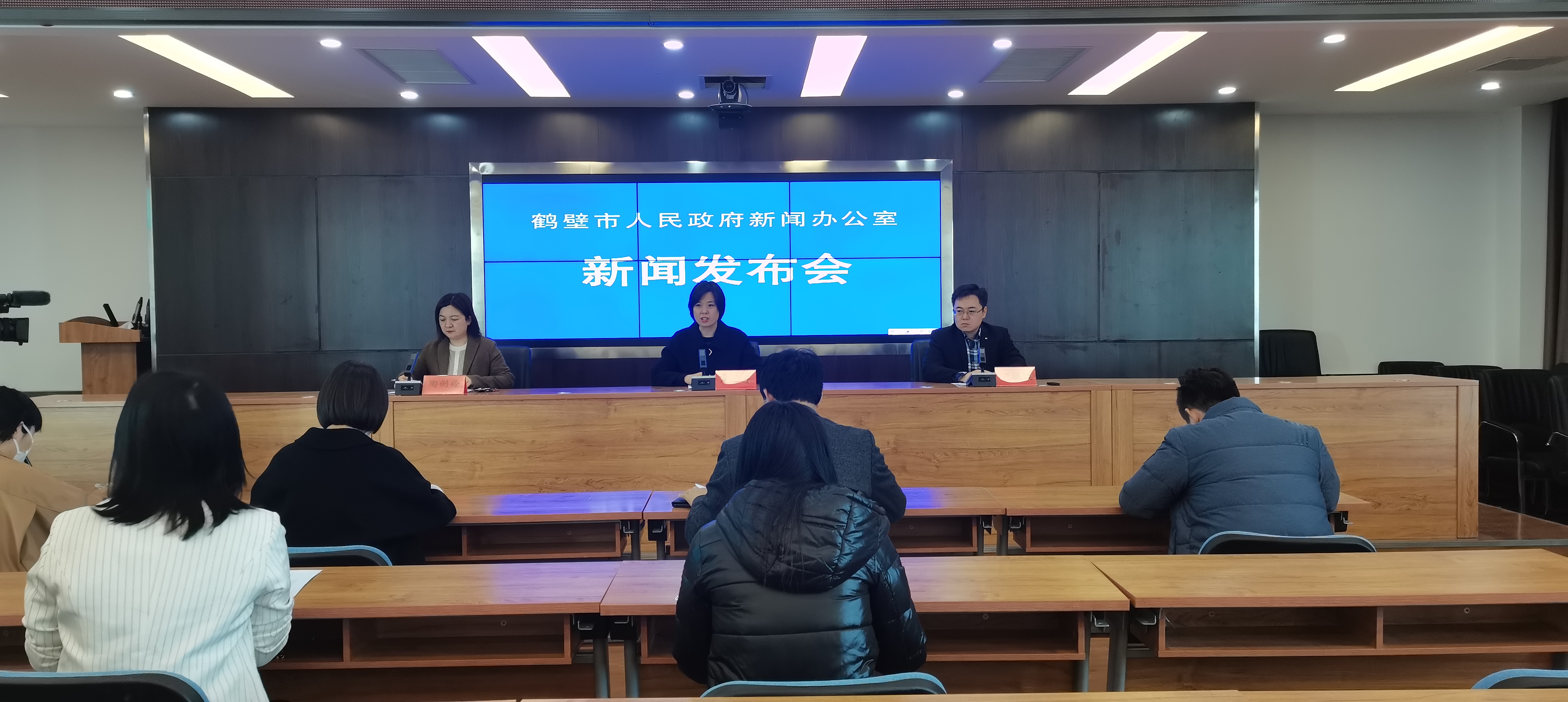 3月4日,鹤壁市召开优化营商环境工作首场新闻发布会,鹤壁市委营商办副