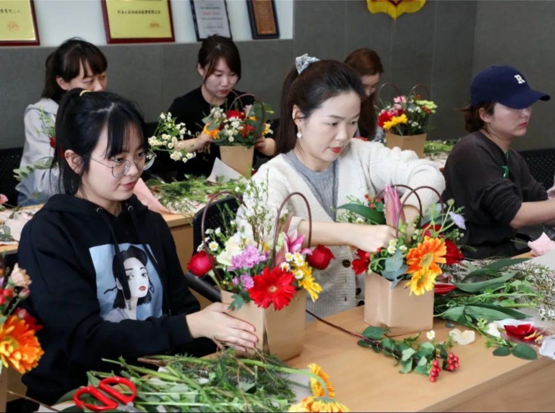 插花品香诗情花意大象融媒工会举行庆祝三八国际妇女节插花活动