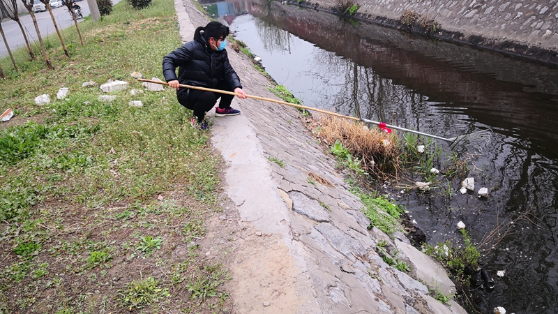 安阳殷都区梅园庄街道清理河道垃圾营造良好水生态环境