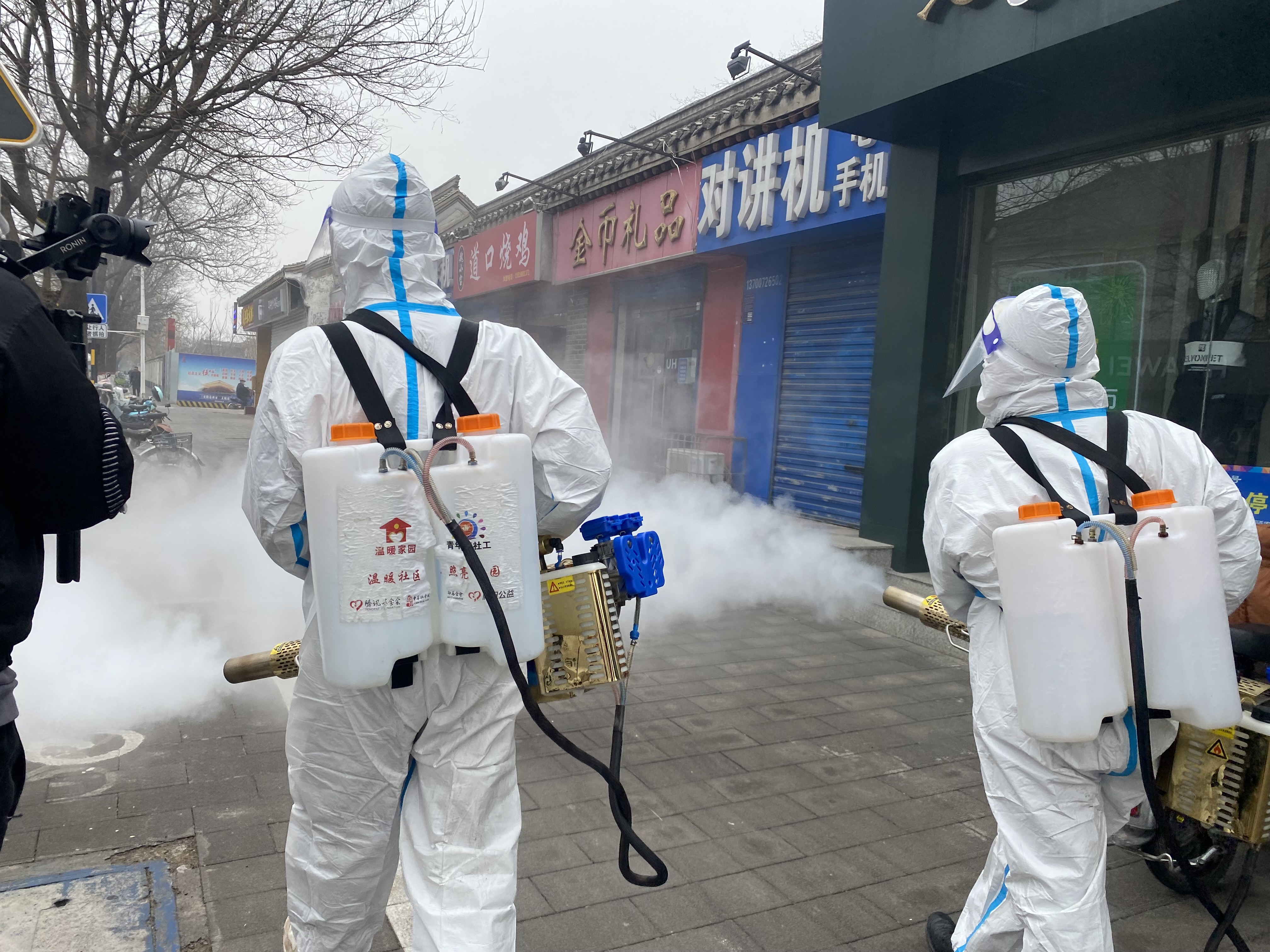 安阳文峰区大寺前社区联合多个社区开展疫情防控消毒消杀活动