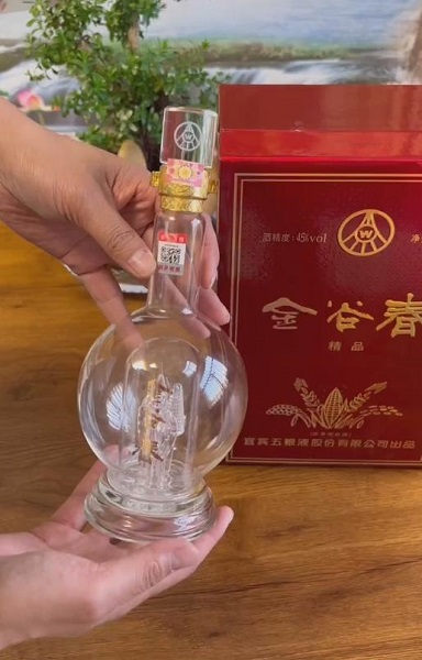 记者跑腿丨未开封金谷春白酒内现虫子和浑浊杂质还上演空瓶计