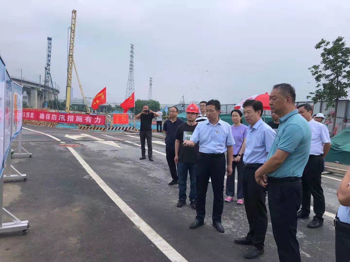 郑东新区党工委书记孙建功 到博学路办事处调研防汛工作