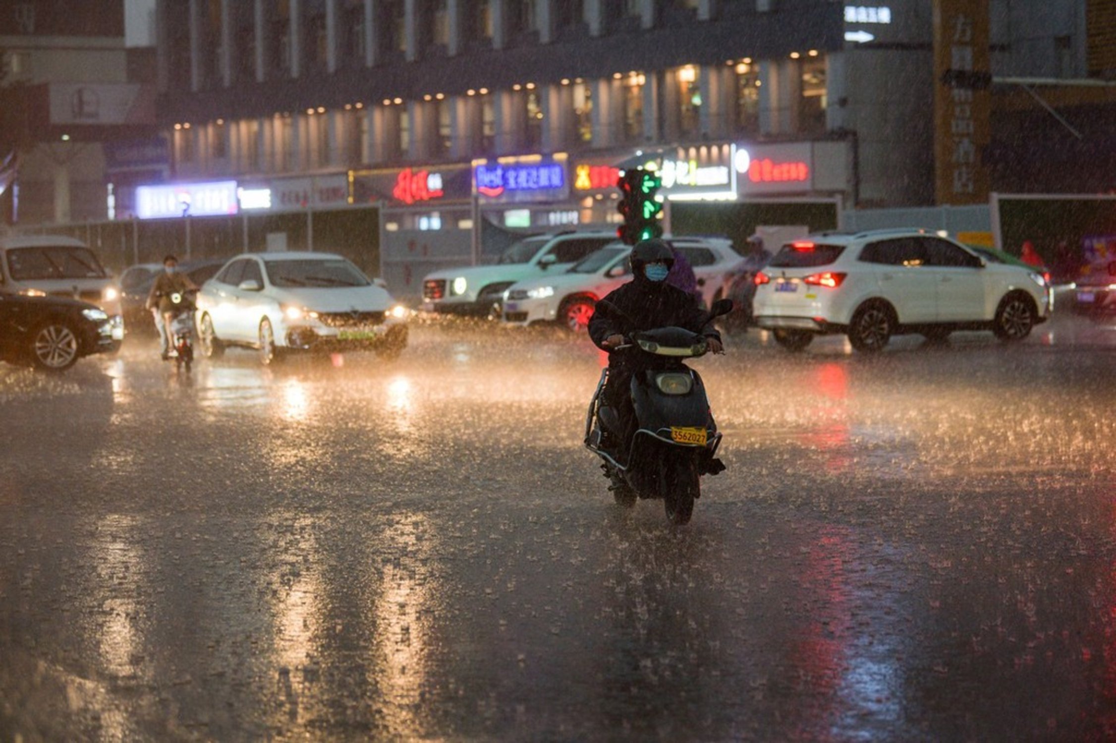 郑州乌云压城，漯河冰雹杀到！河南一大波雷暴大风、强降水、冰雹在路上-大河新闻