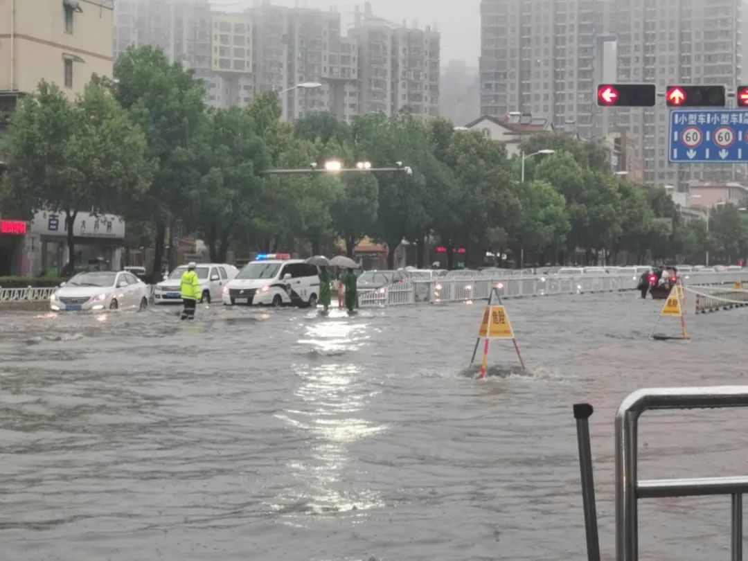 暴雨积水严重 多个小区汽车被泡水中 暴雨积水严重 多个小区汽车被泡水中
