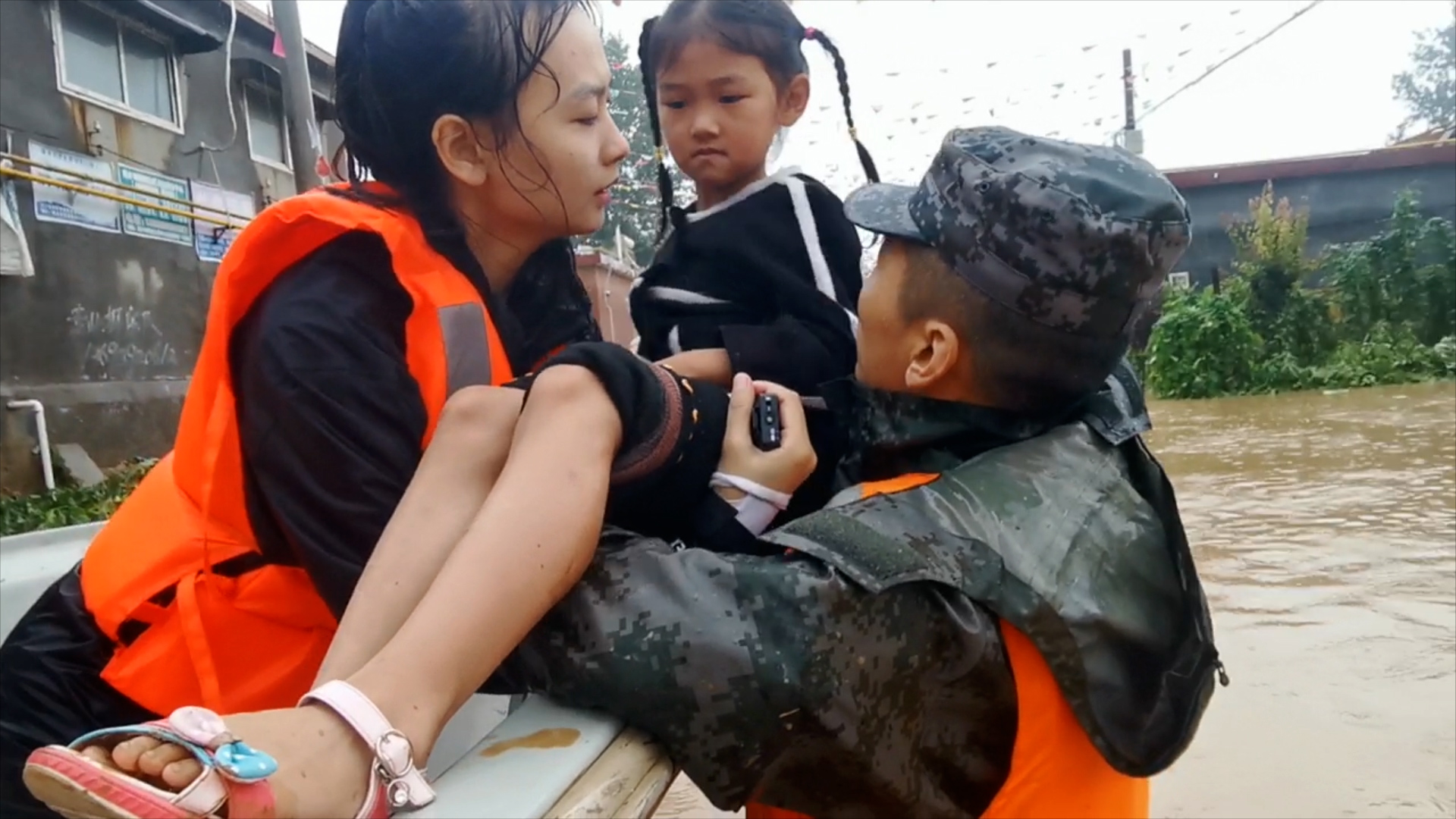 61防汛救灾直播中感人一幕解放军洪水中背群众转移女记者暖心接力