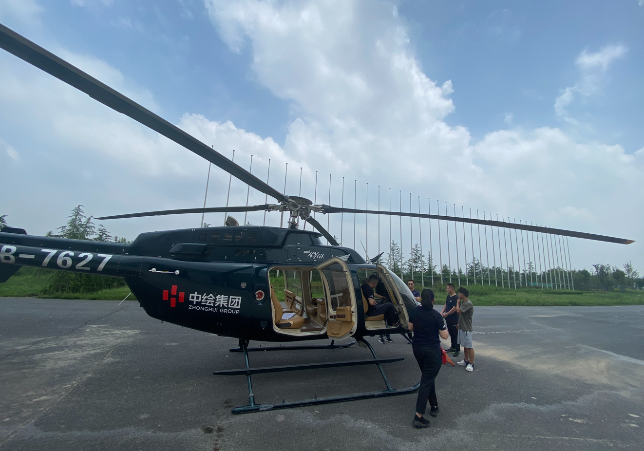 7月23日,新乡卫河决口,鹤壁浚县决口,沿岸多处村镇成了一片泽国,全网