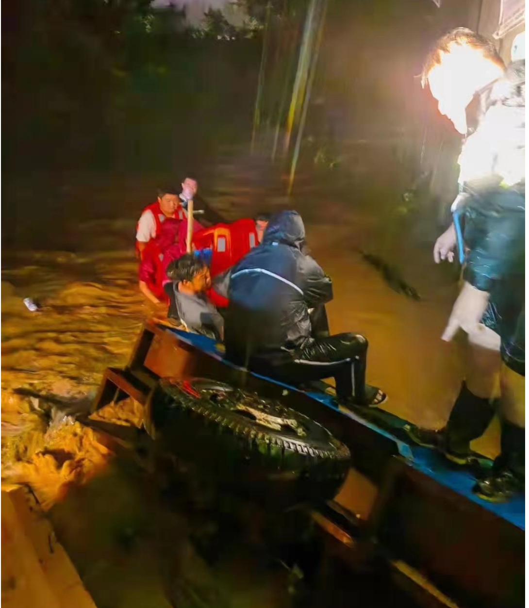 鹤壁市淇滨区蒋华暴雨中救人只要人民群众都没事就好
