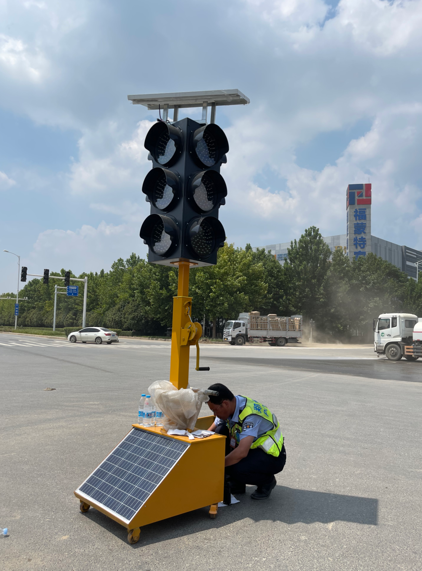 暴雨过后60余台临时信号灯点亮东区晚高峰
