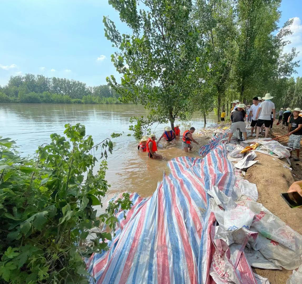 灾情发生以后,扶沟全县紧急动员,党员领导干部冲在一线,带领抗洪勇士
