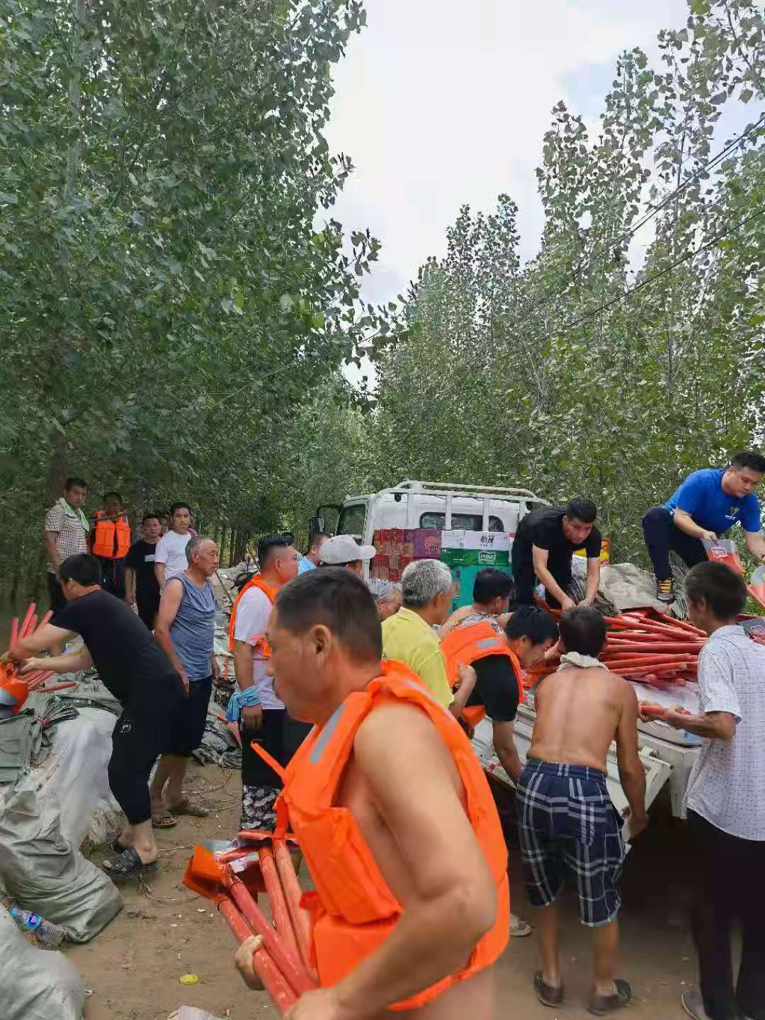 风雨桐舟守望相助河南路港集团驰援扶沟抗洪一线