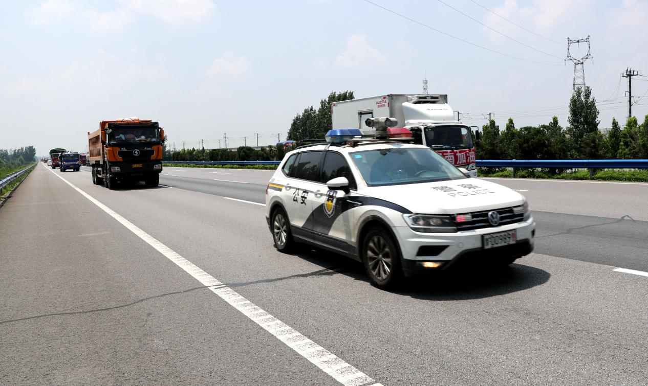 河南高速交警多方联动全力防汛救灾保畅安全护送卫辉转移受灾群众2000
