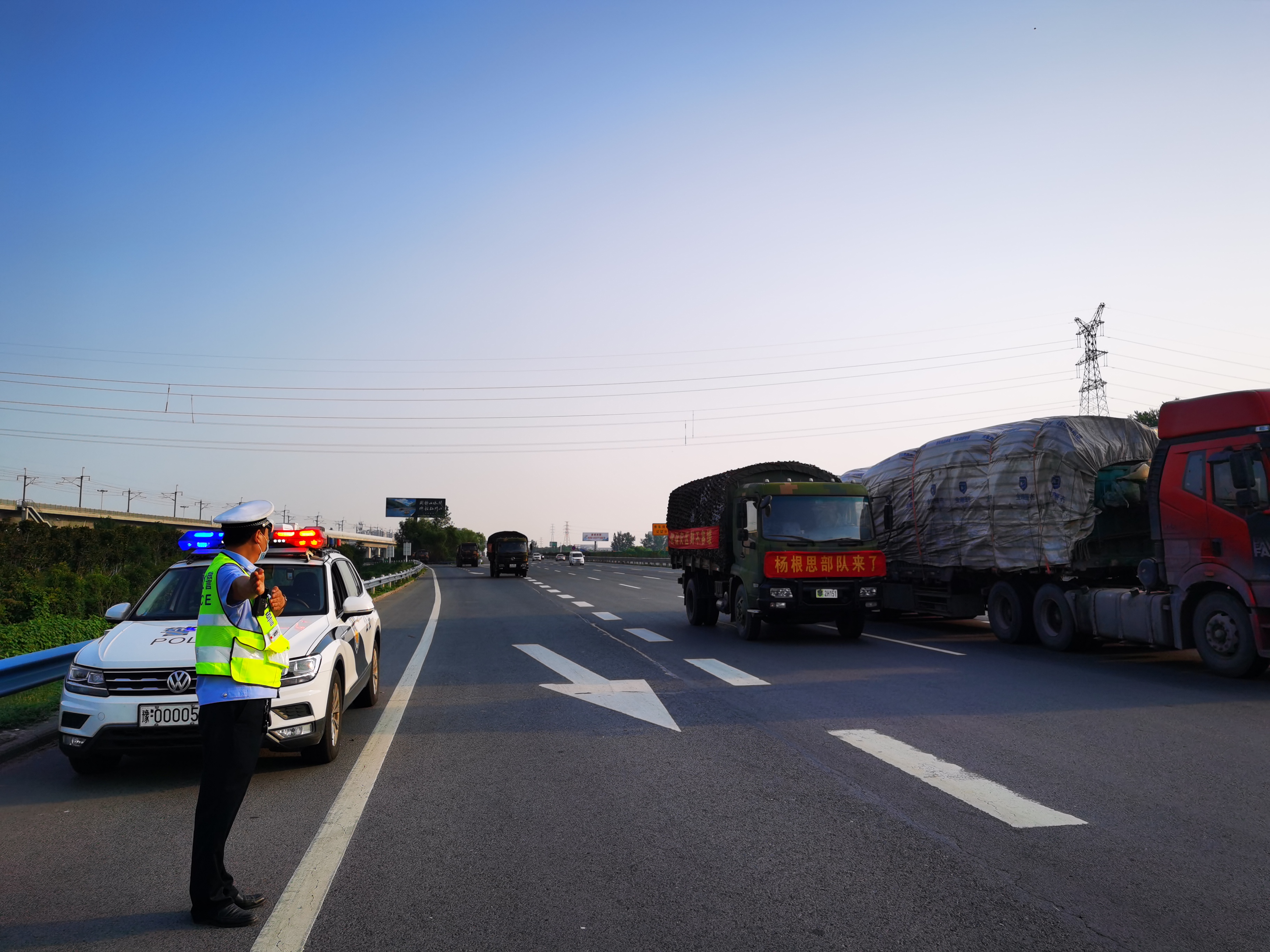 抗洪英雄杨根思连官兵凯旋,高速交警以最高的礼遇护航