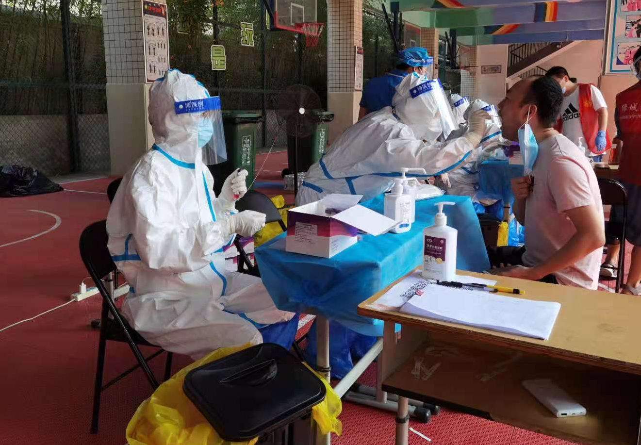 郑州全员核酸检测全面铺开 疾控专家提醒做好防护很关键