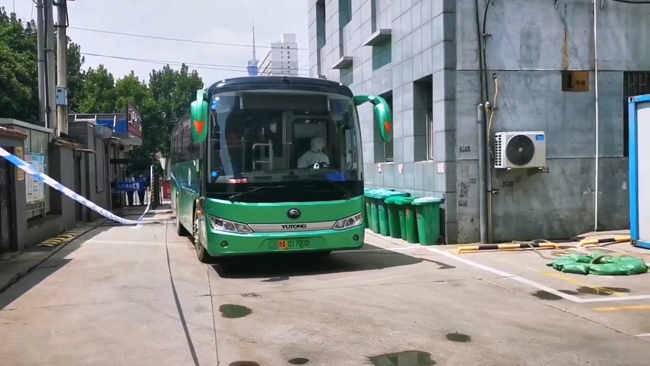 据统计,为完成转运任务,郑州交运集团准备了100多台大巴车,已参与转运