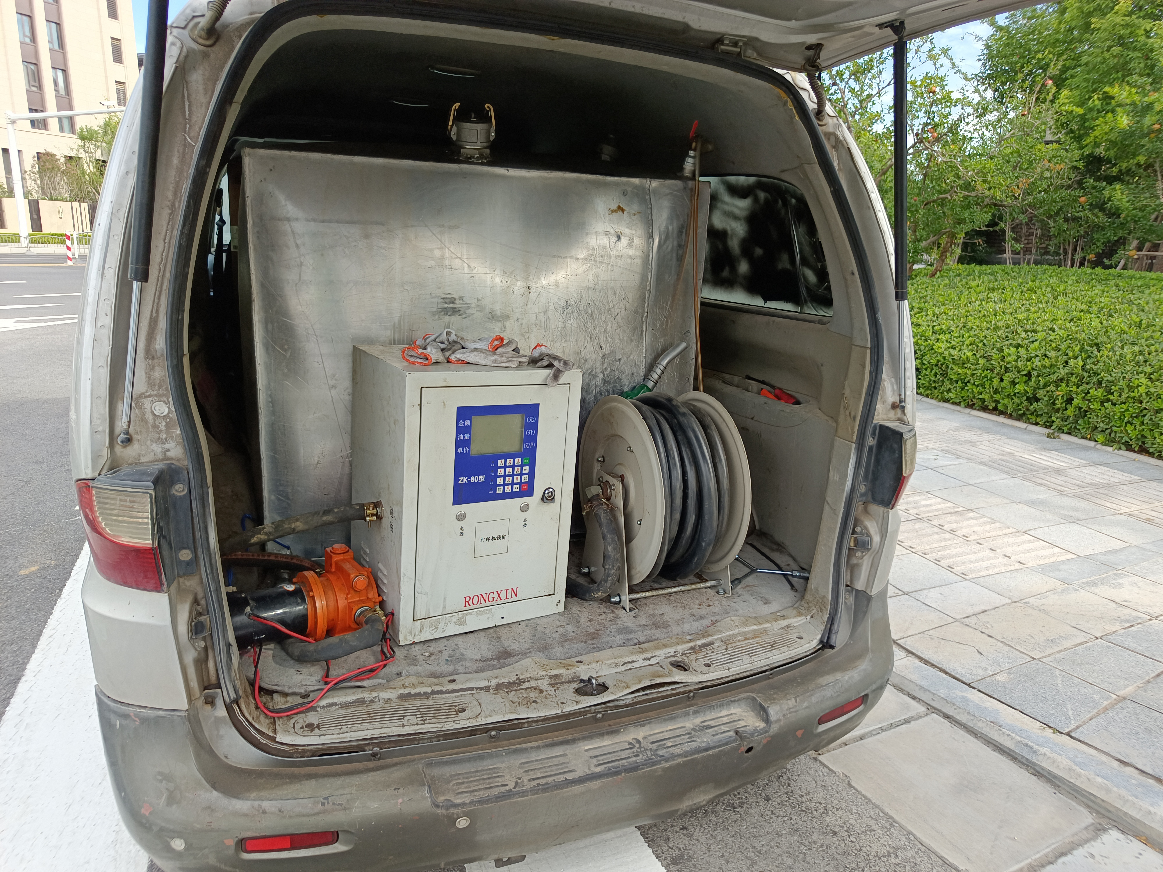 交警六大队连续查获黑加油车