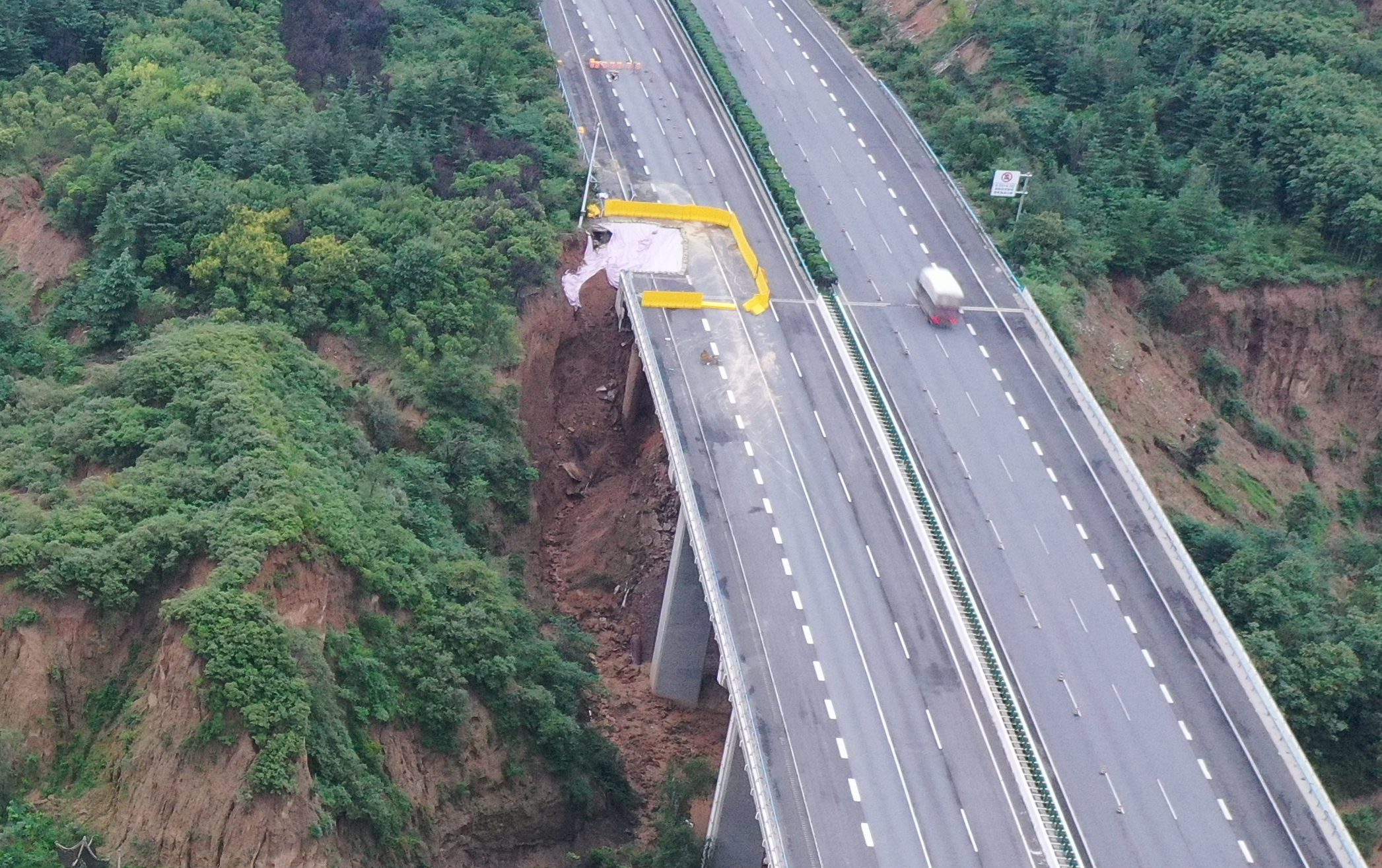 郑州西南绕城高速水毁处预计9月1日上午12点抢通完成