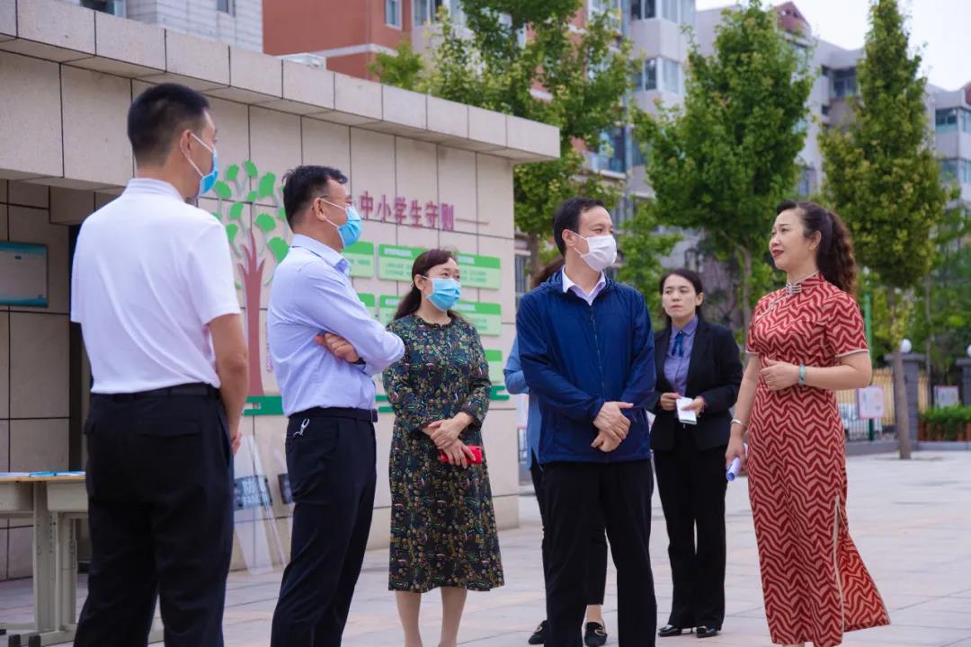 冯滨,副区长刘伯军等领导深入66中学,东门小学,银杏小学,宝莲寺镇一中
