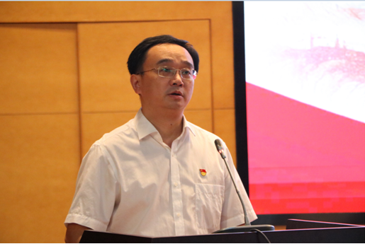 新乡医学院公共卫生学院疫情防控应急工作队带队老师李海斌讲道,接到