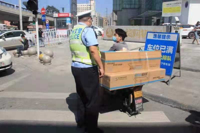 教育、警告超300人 郑州交警加大火车站地区非机动车治理