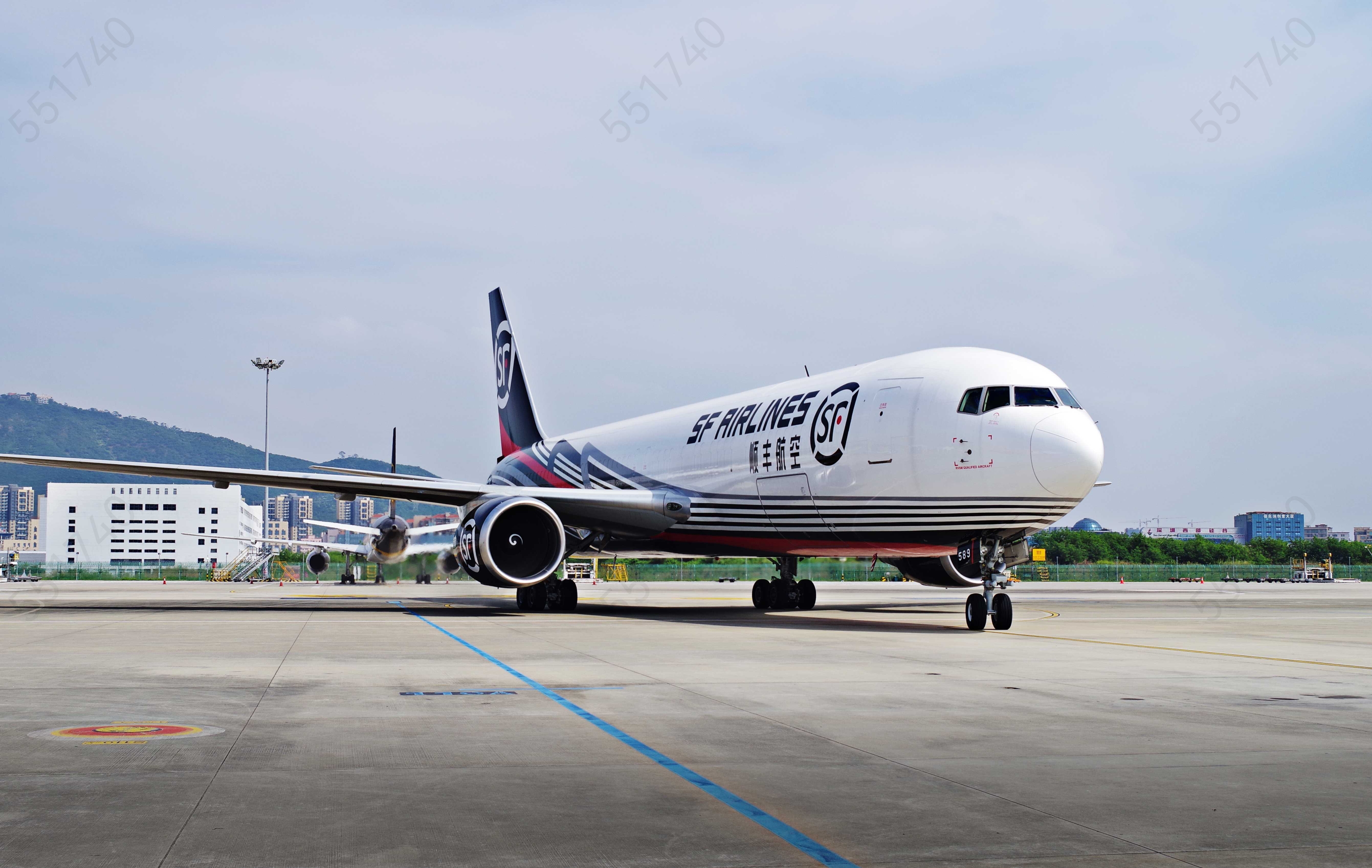 顺丰集团是国内重要的快递物流综合服务商,是一家具有"天网 地网 信息