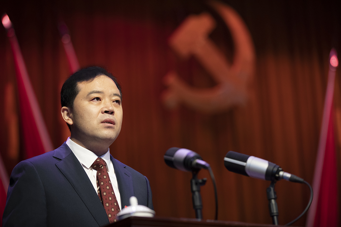 在热烈的掌声中,县委书记王景宇同志健步走上报告席,向大会作《牢记