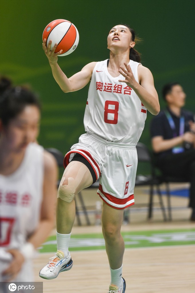 全运会女篮决赛奥运联合队夺冠队员张茹为河南添金