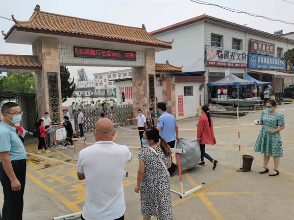 护航开学季正阳县公安局吕河派出所民警变身搬运工