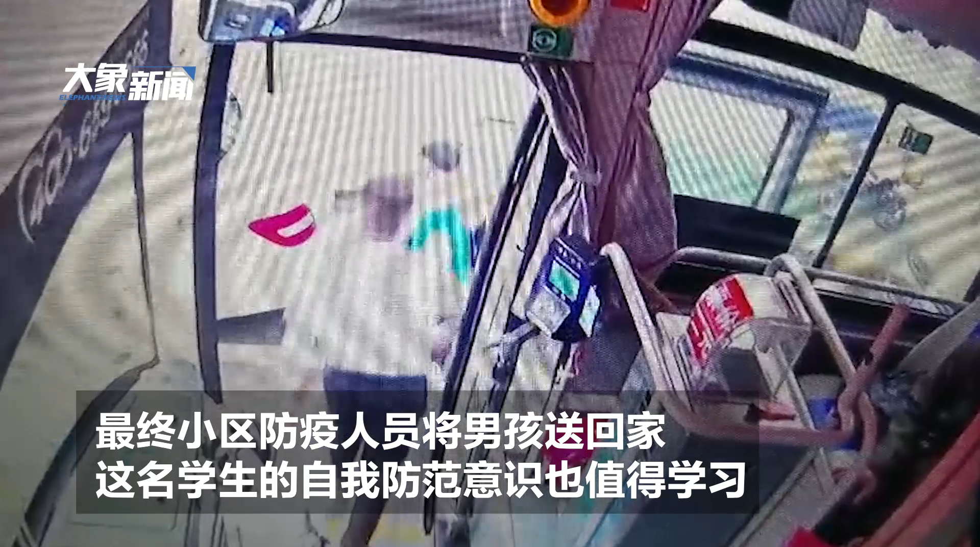 发现被跟踪 郑州男孩街头上演教科书式自救!