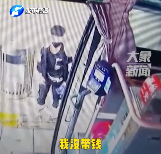 发现被跟踪 郑州男孩街头上演教科书式自救!