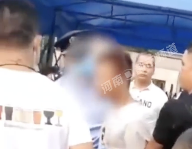 发现被跟踪 郑州男孩街头上演教科书式自救!