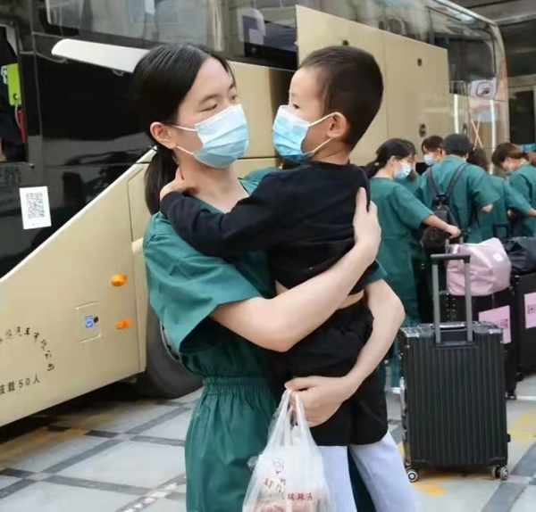 91名醫務人員再次出征抗疫一線,孩子別哭,你媽媽是這個城市的英雄