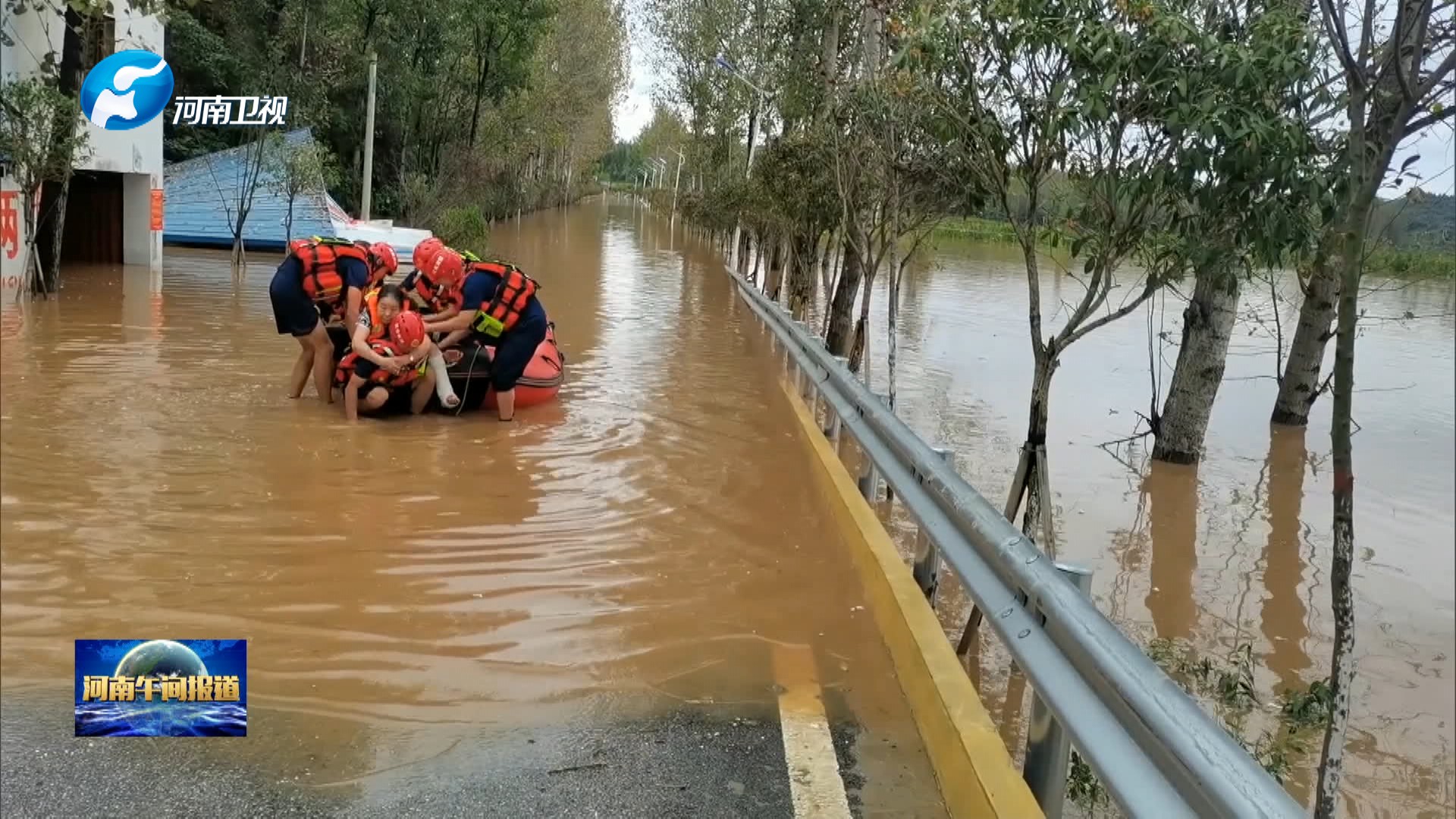 南召暴雨致多地受灾各方全力救援受灾群众