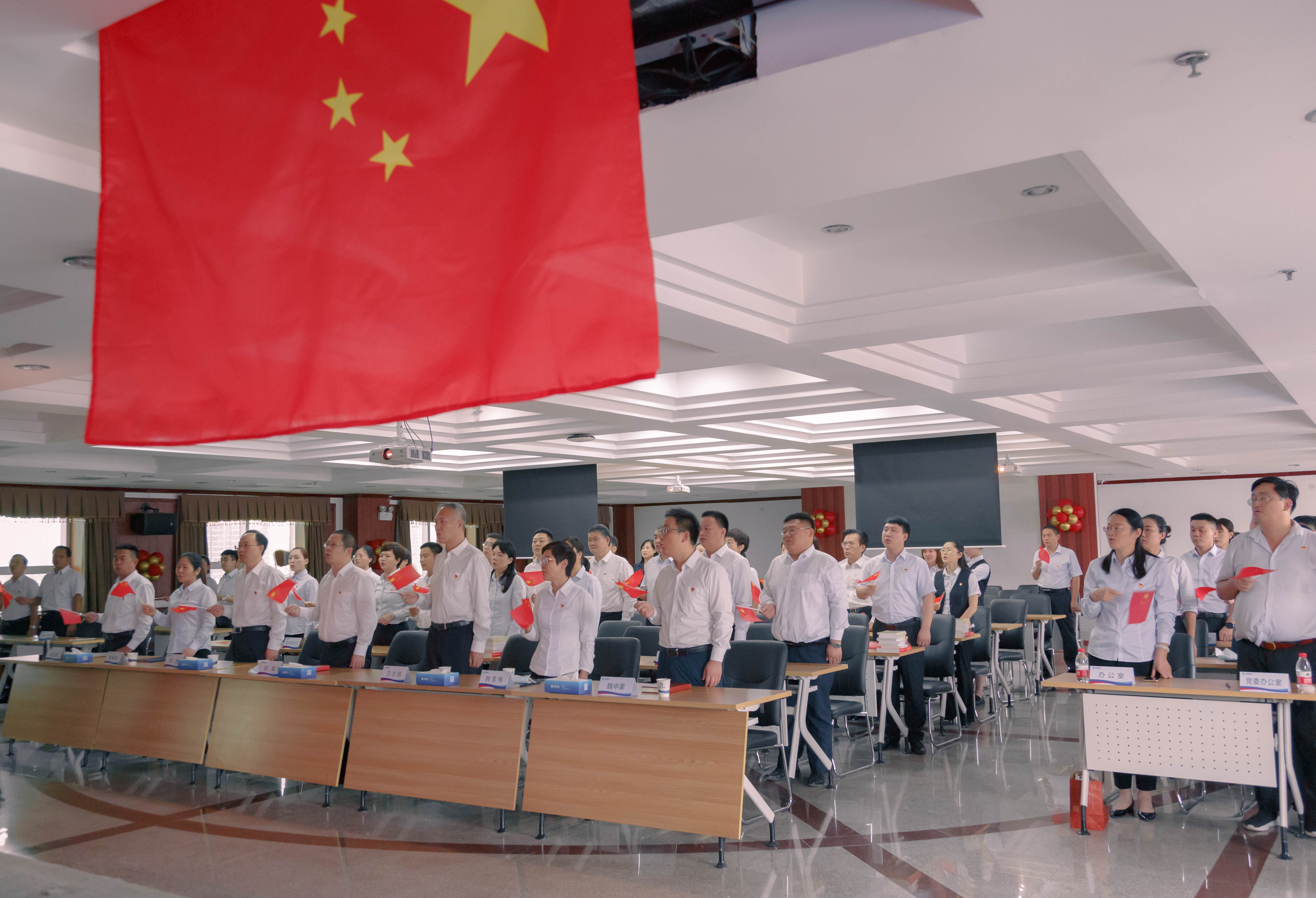 中原银行商丘分行举办“迎国庆、诵红诗、观红影”活动