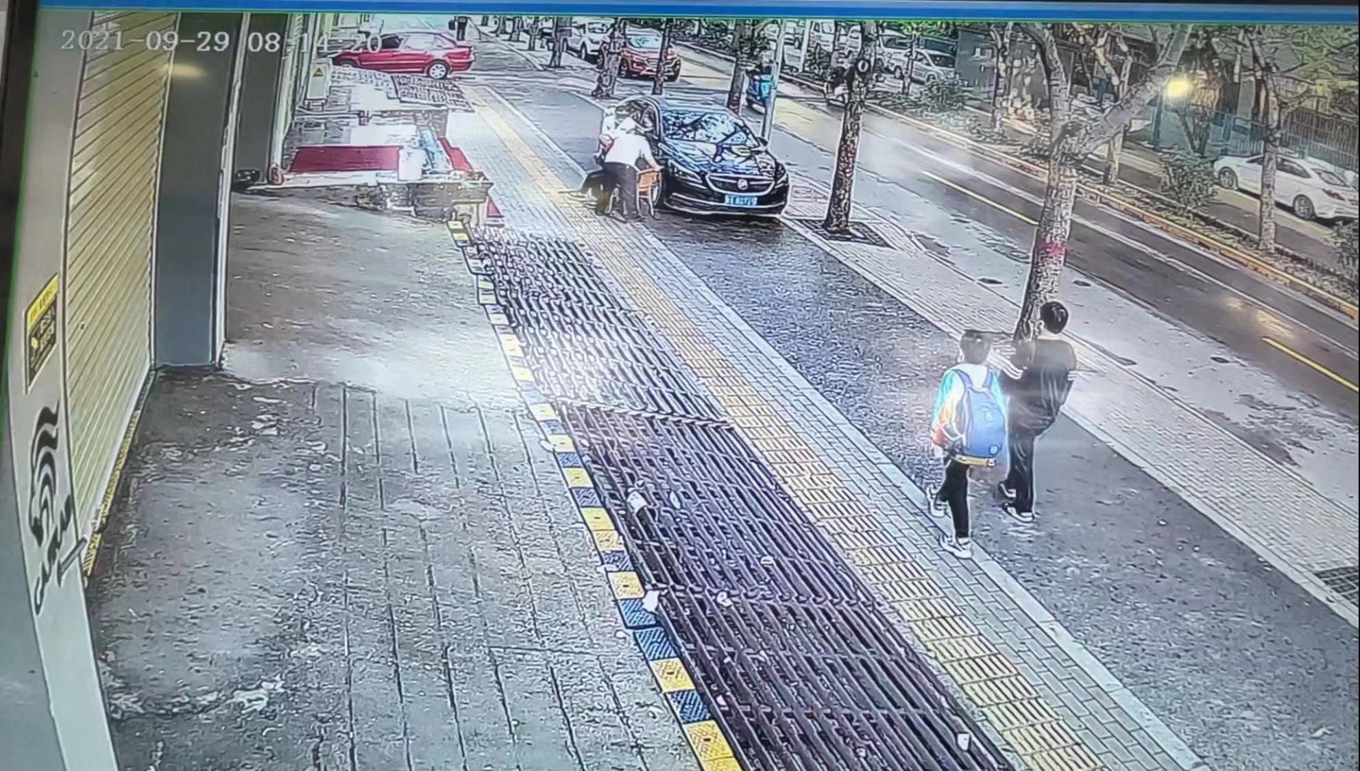 老人暈倒路邊路人不敢扶 監(jiān)控錄像記錄巡防隊(duì)員感人一幕