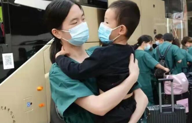 91名醫務人員再次出征抗疫一線，孩子別哭，你媽媽是這個城市的英雄