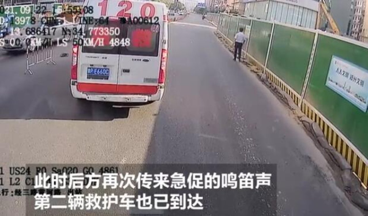 救護車遇臨時護欄擋路 好心人跑下車僅用5秒“打通”生命通道