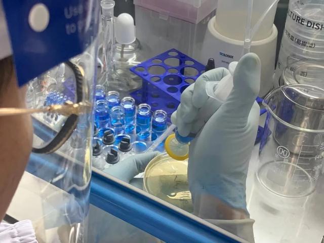 “儿子病重,你会冒险选择自制药吗?” 一位父亲这样回应