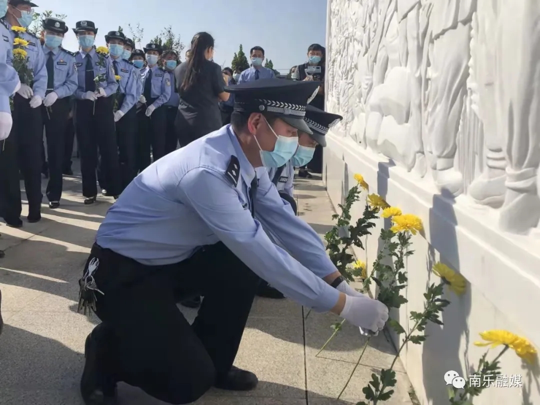 随后,市委常委,县委书记刘冰带领全体县级干部到刘法尧,张西三,吴书升