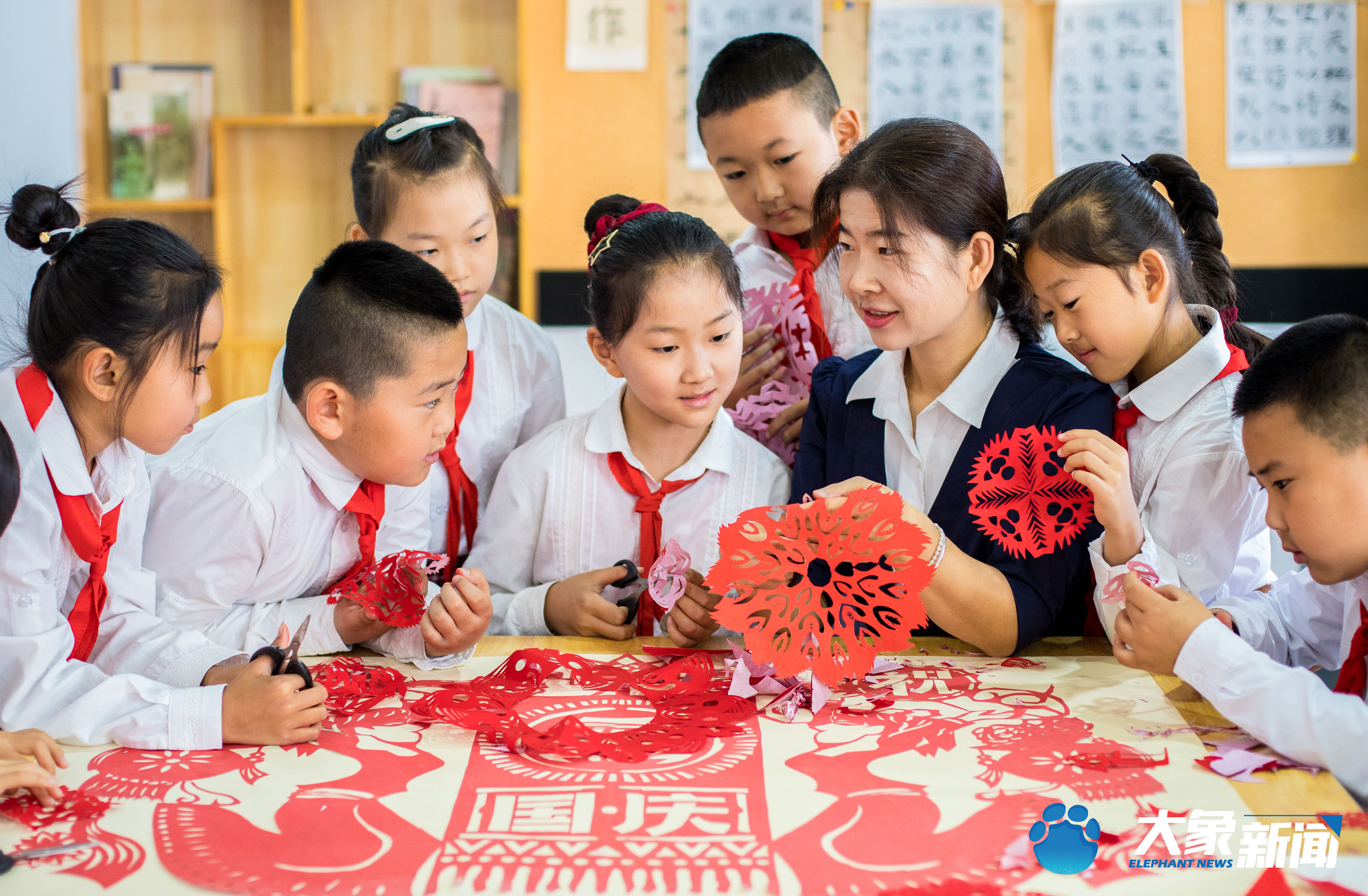 小朋友火红剪纸迎国庆