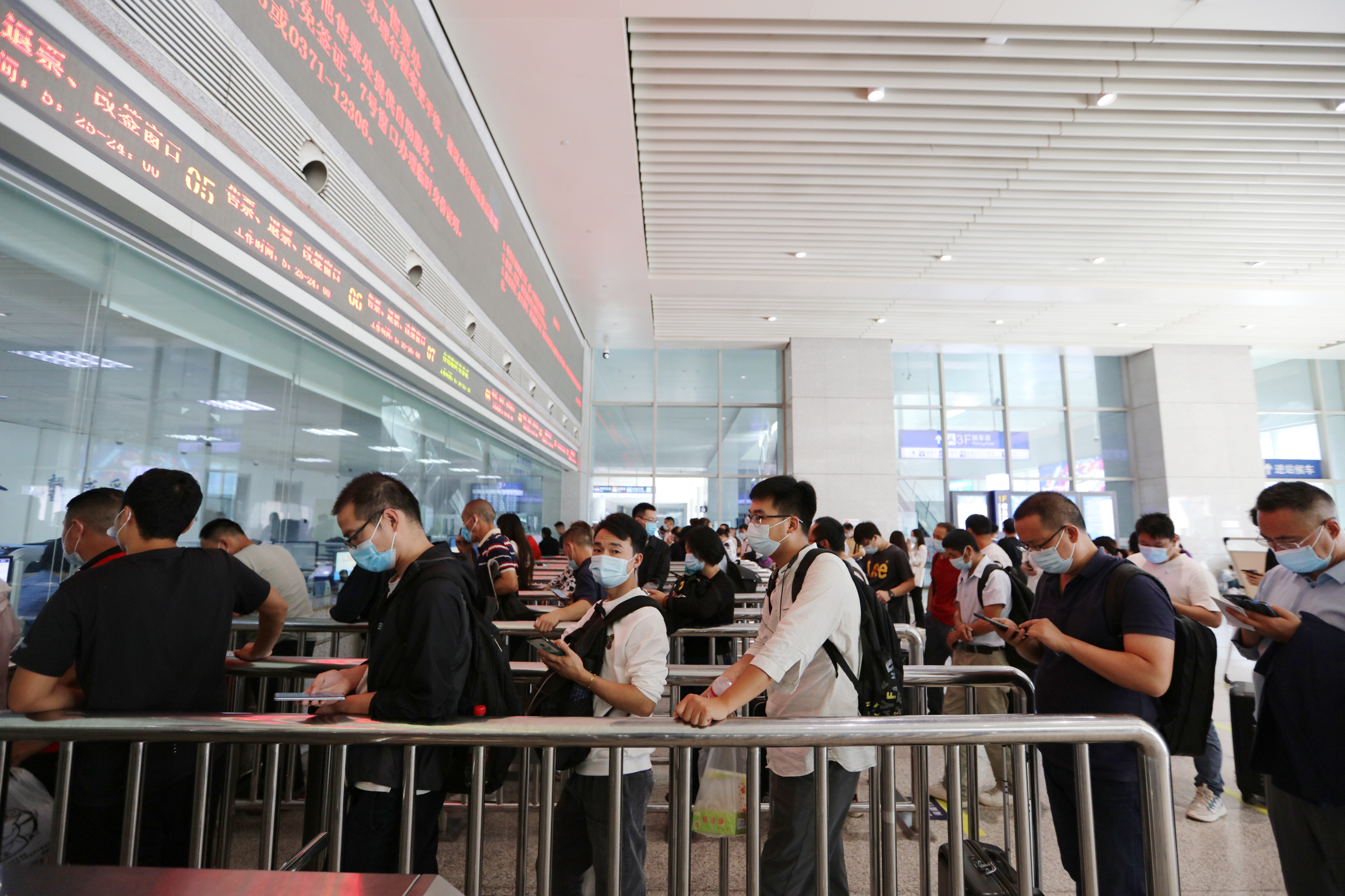 预计发送旅客56.4万人,假期首日郑州铁路迎来客流高峰
