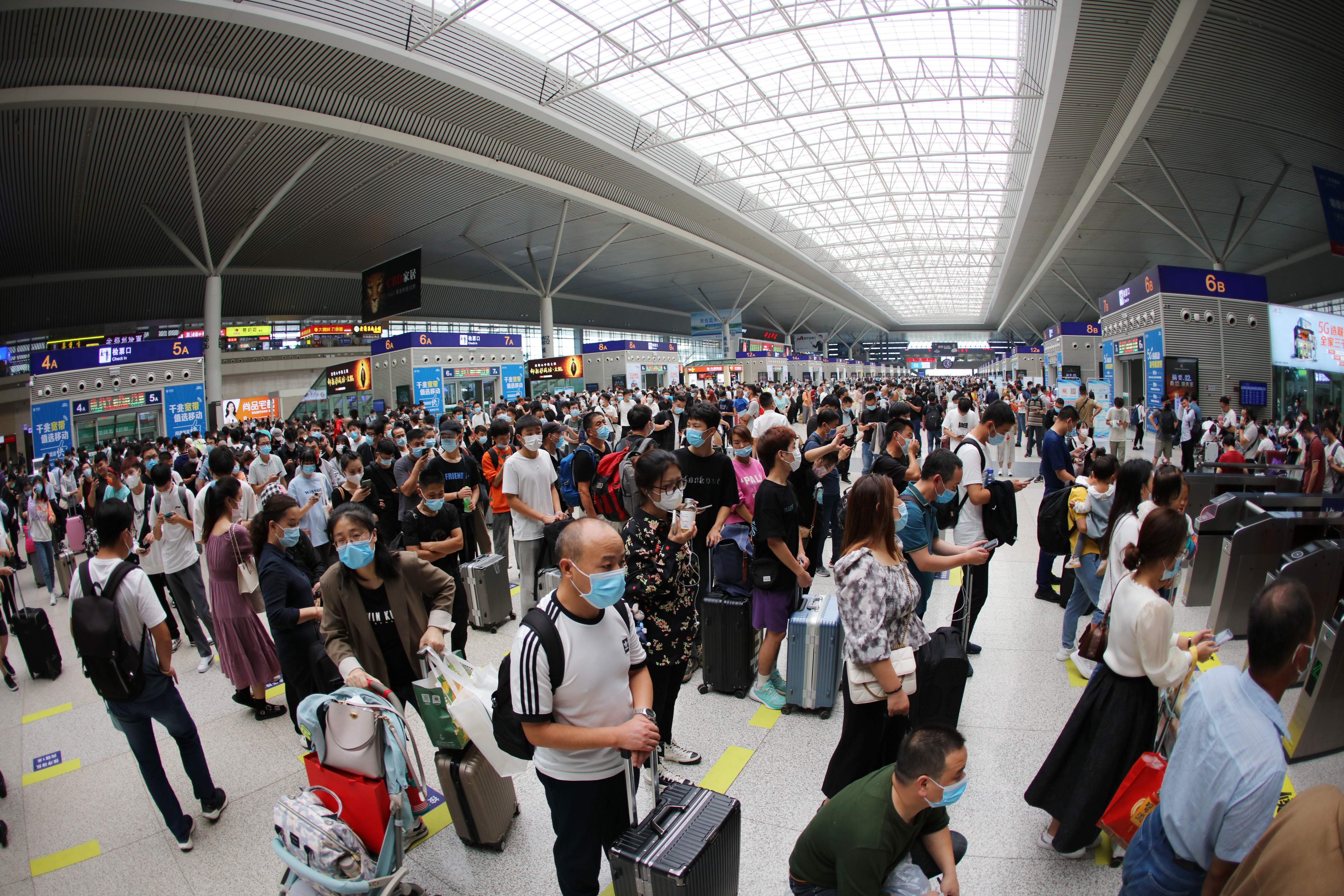 预计发送旅客56.4万人,假期首日郑州铁路迎来客流高峰