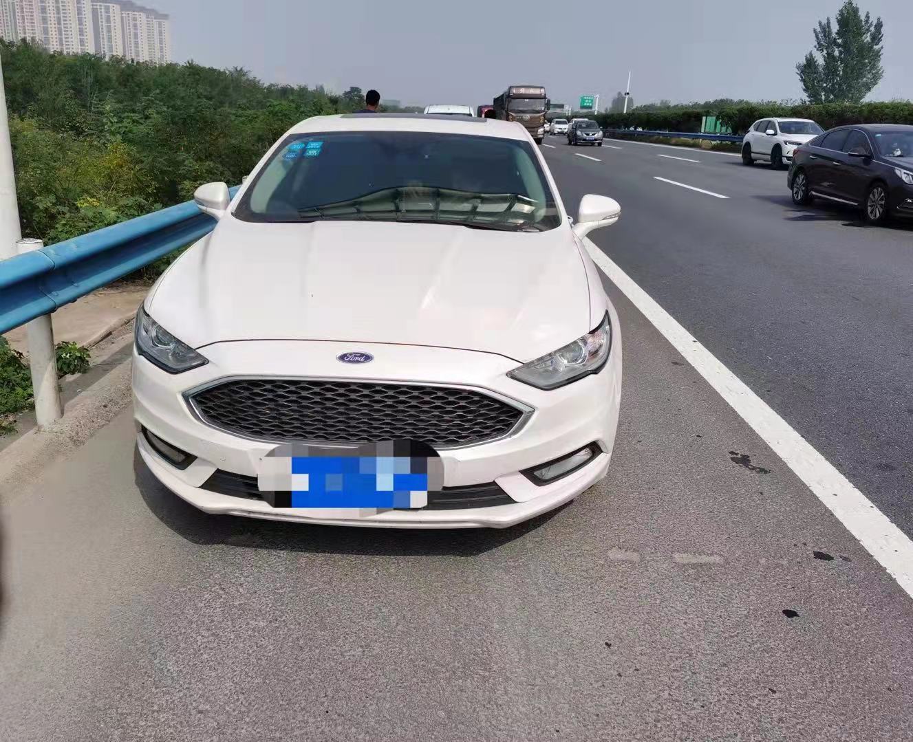 高速公路停车酣睡被查 假期出行切莫疲劳驾驶