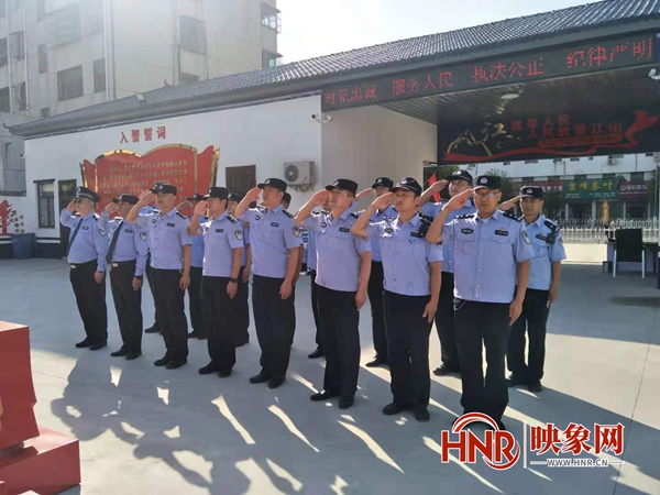 驻马店市公安局驿城分局东风派出所举行升旗仪式