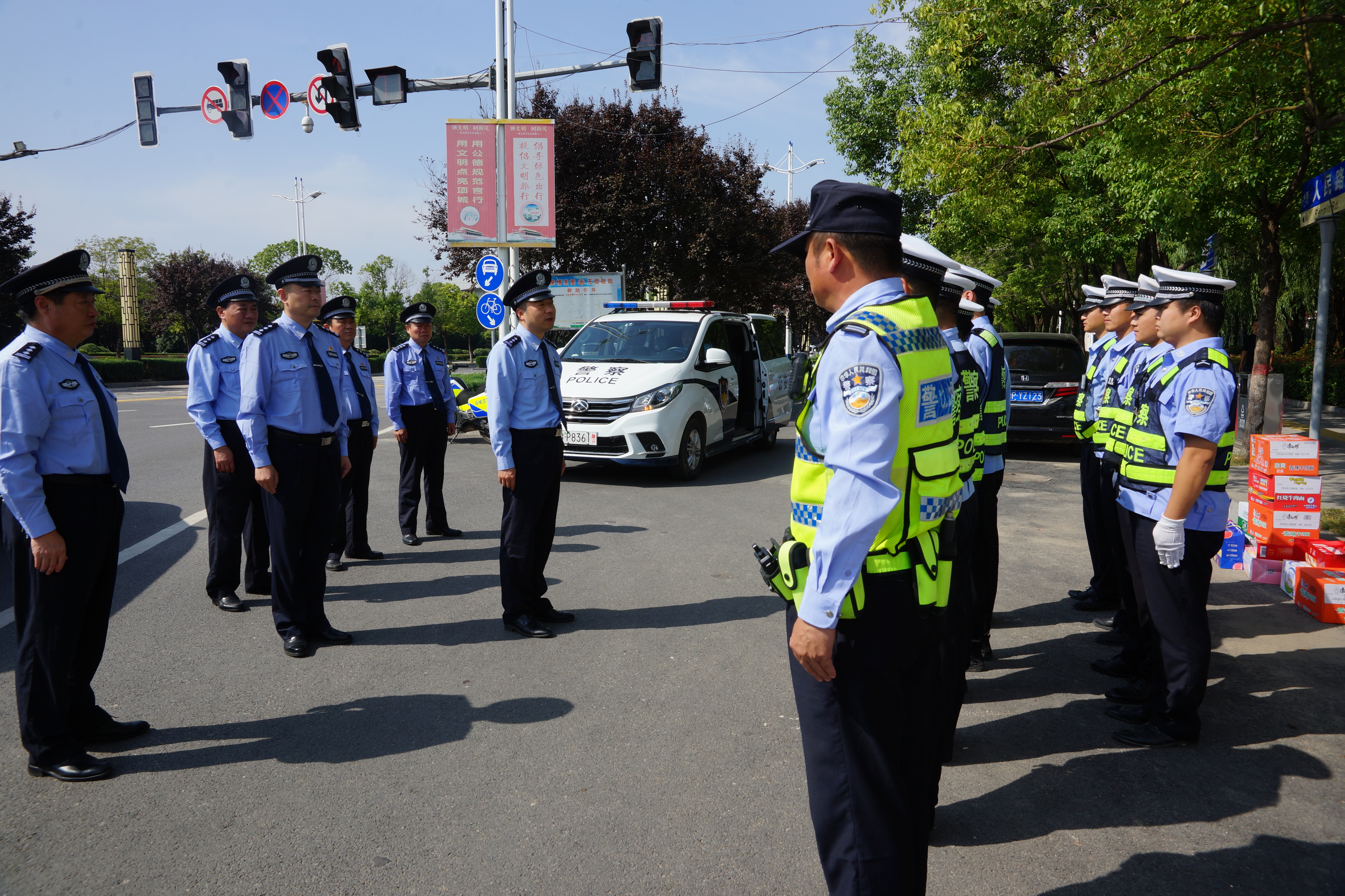 10月1日上午,国庆假期第一天,项城市副市长,公安局长万东伟在局党委副